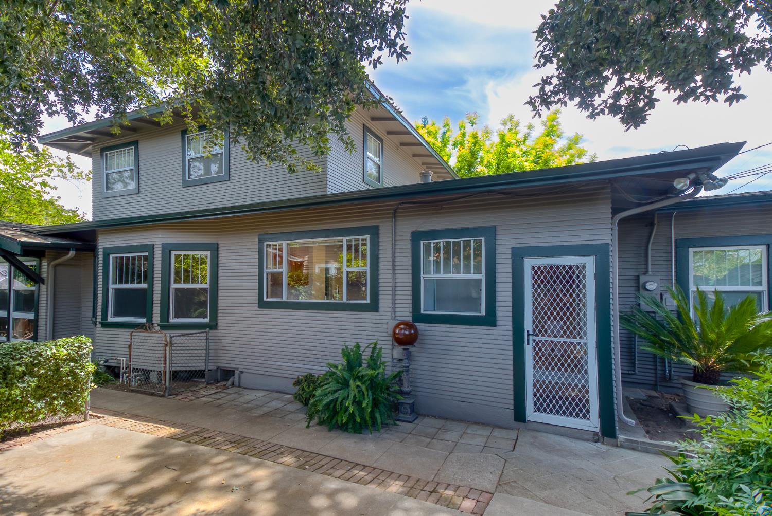 318 California Ave, Oakdale, CA 95361