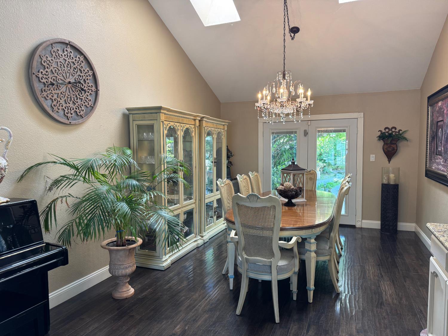 416 Crescent Dr, Los Banos, CA 93635