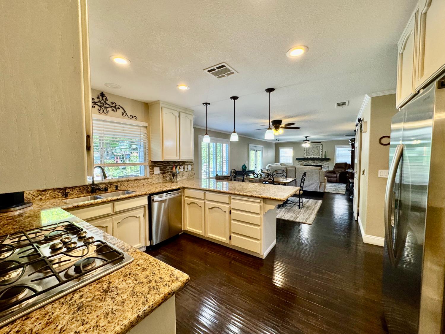 416 Crescent Dr, Los Banos, CA 93635