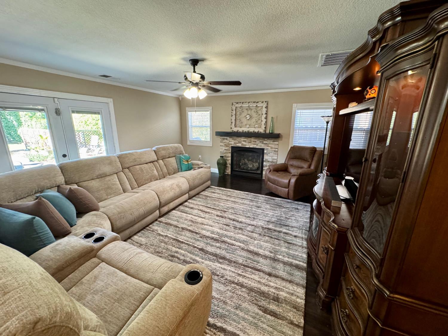 416 Crescent Dr, Los Banos, CA 93635