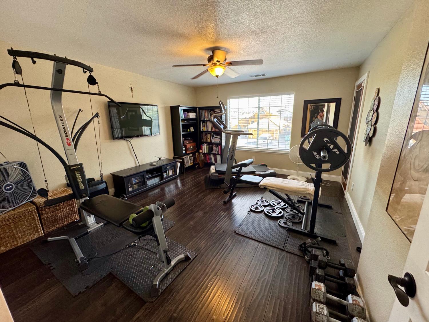 416 Crescent Dr, Los Banos, CA 93635