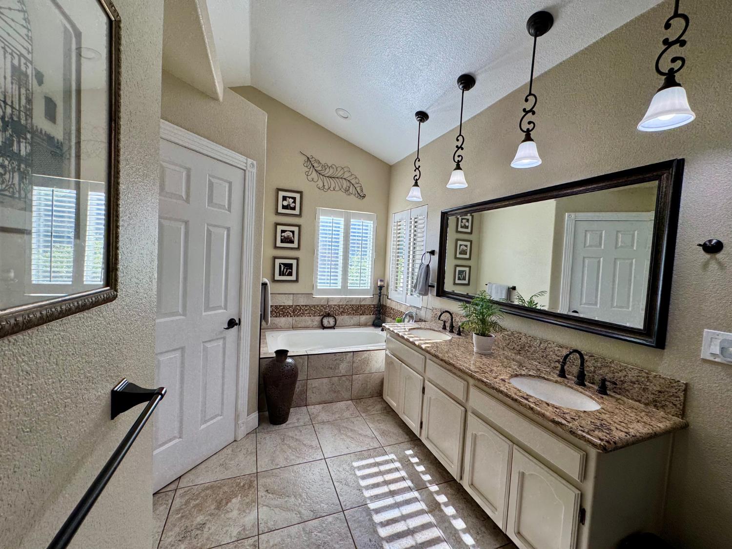 416 Crescent Dr, Los Banos, CA 93635