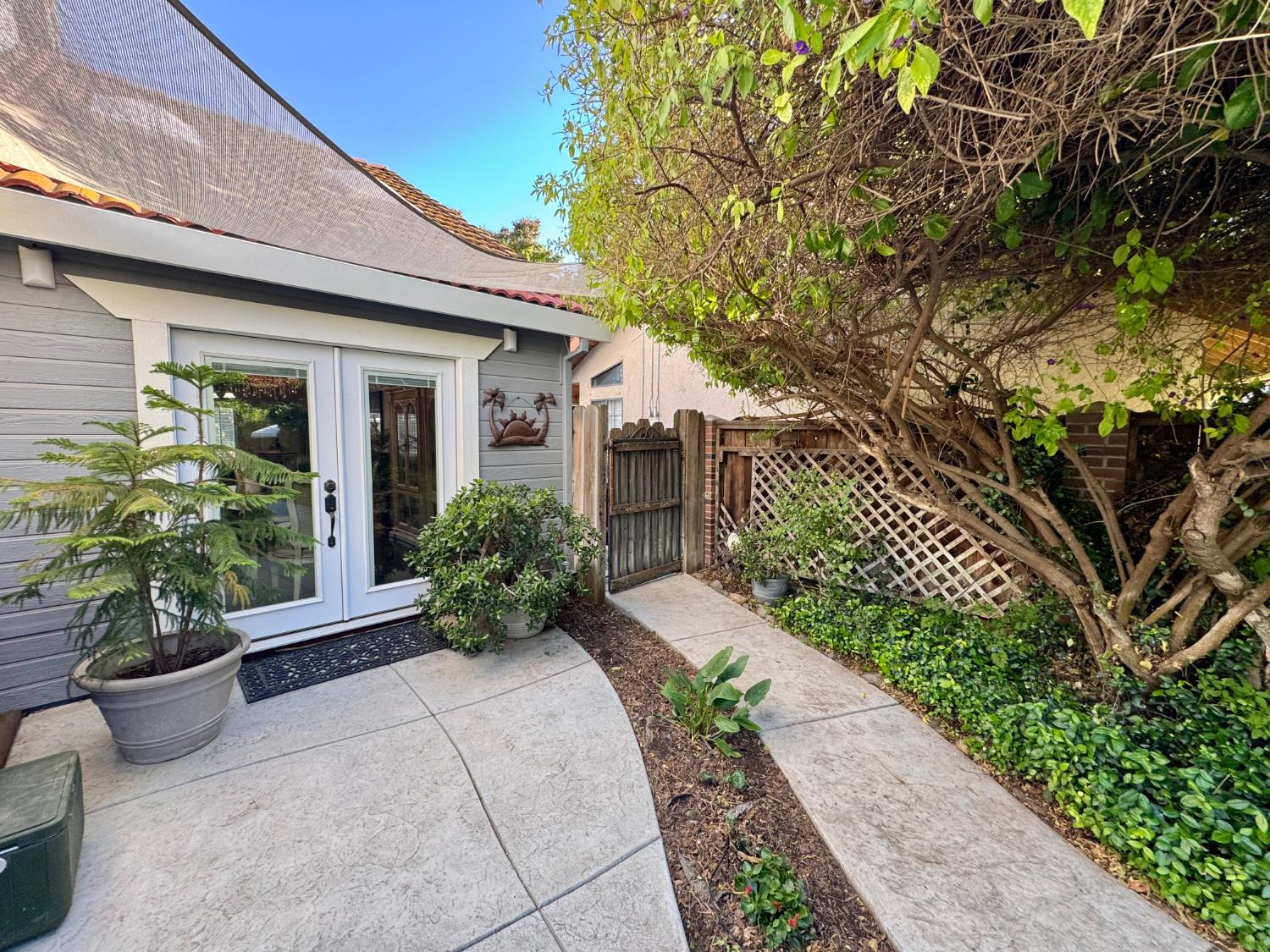 416 Crescent Dr, Los Banos, CA 93635