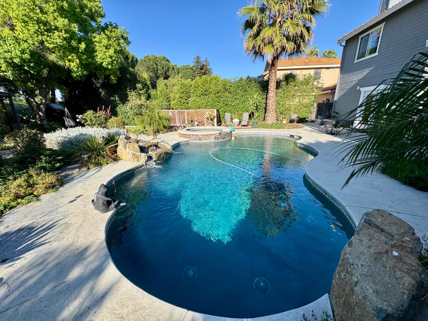 416 Crescent Dr, Los Banos, CA 93635