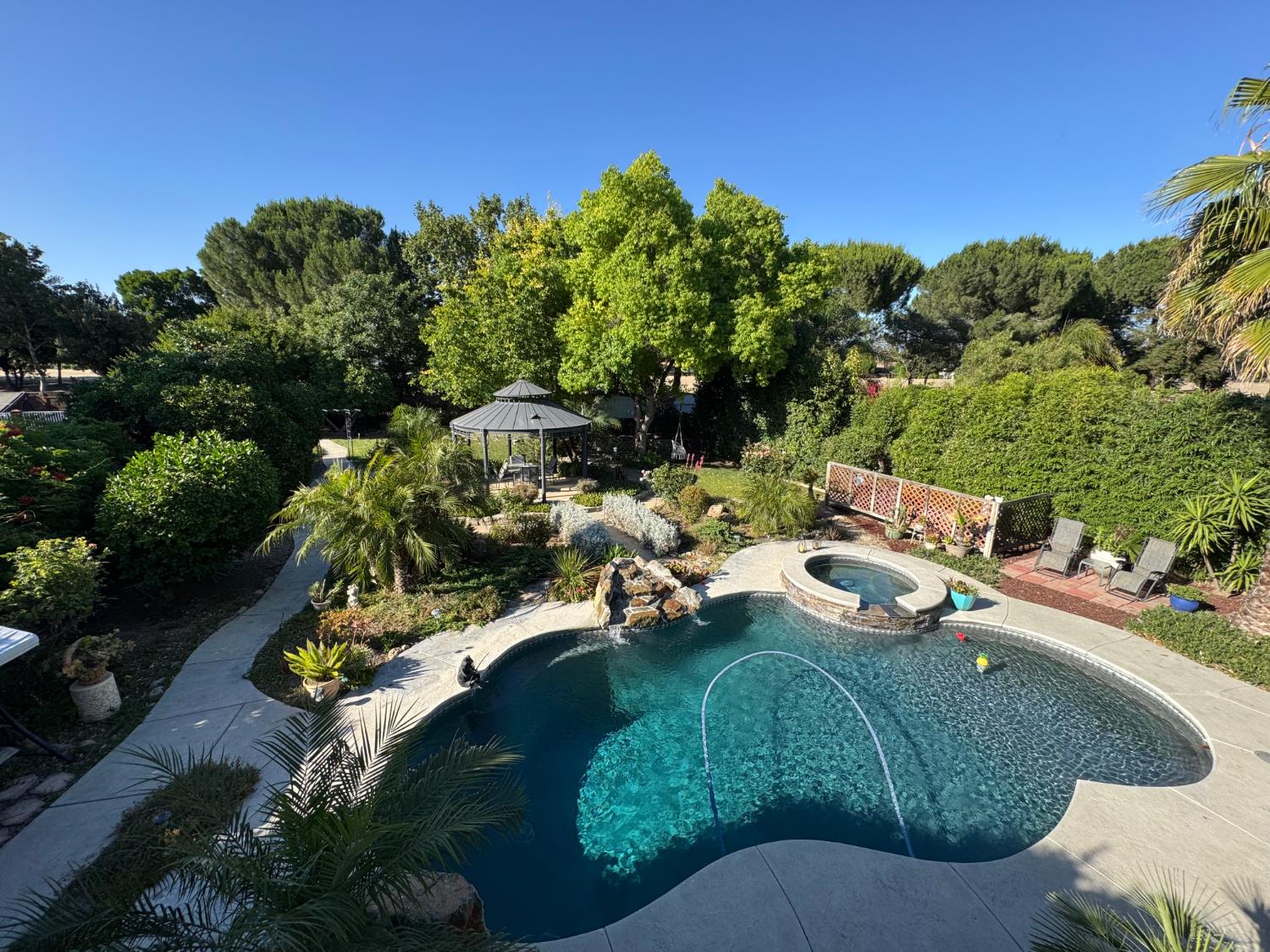 416 Crescent Dr, Los Banos, CA 93635
