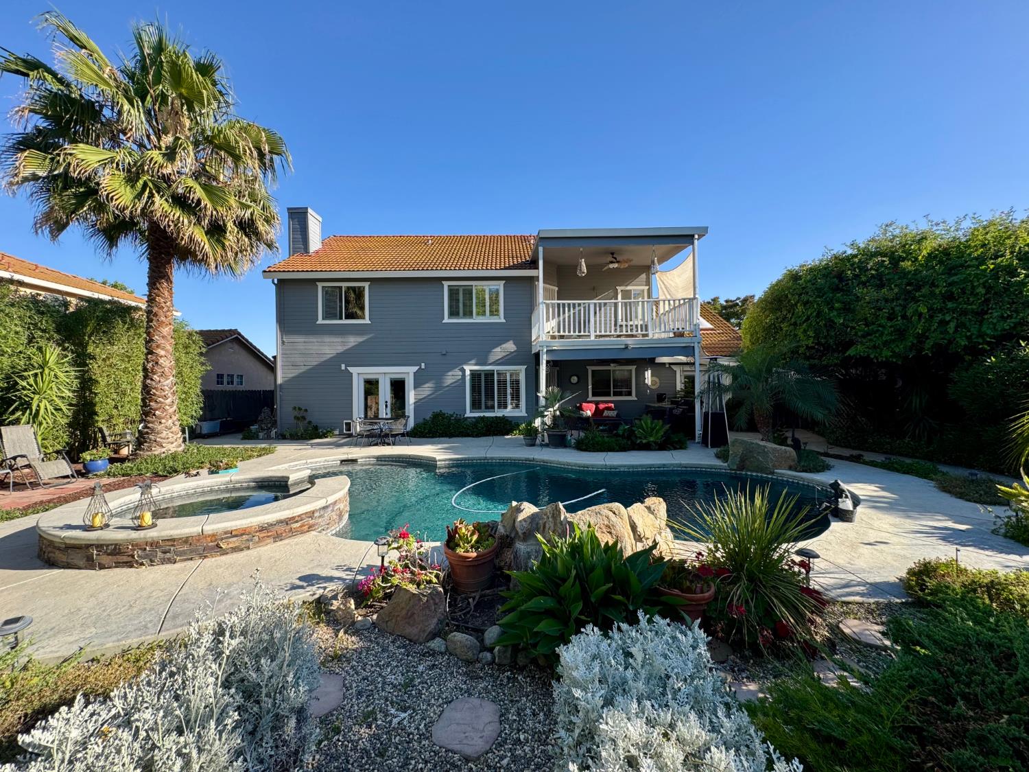 416 Crescent Dr, Los Banos, CA 93635