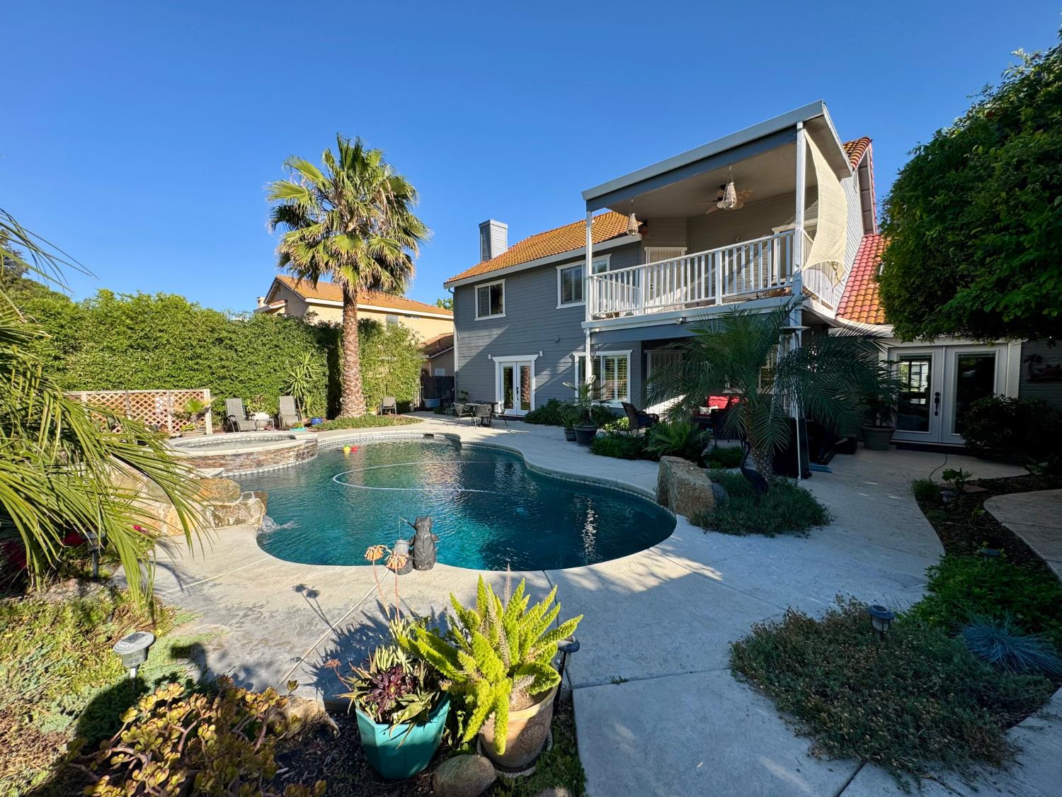 416 Crescent Dr, Los Banos, CA 93635