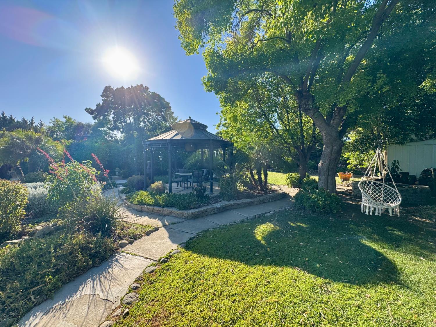 416 Crescent Dr, Los Banos, CA 93635