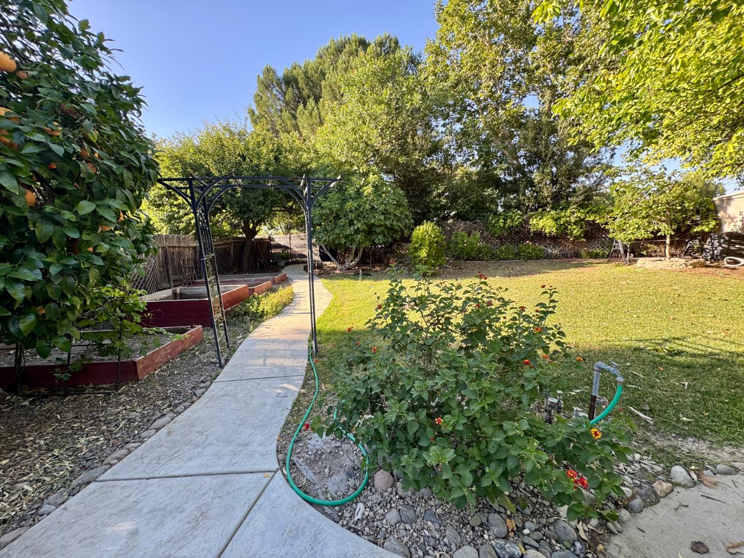 416 Crescent Dr, Los Banos, CA 93635