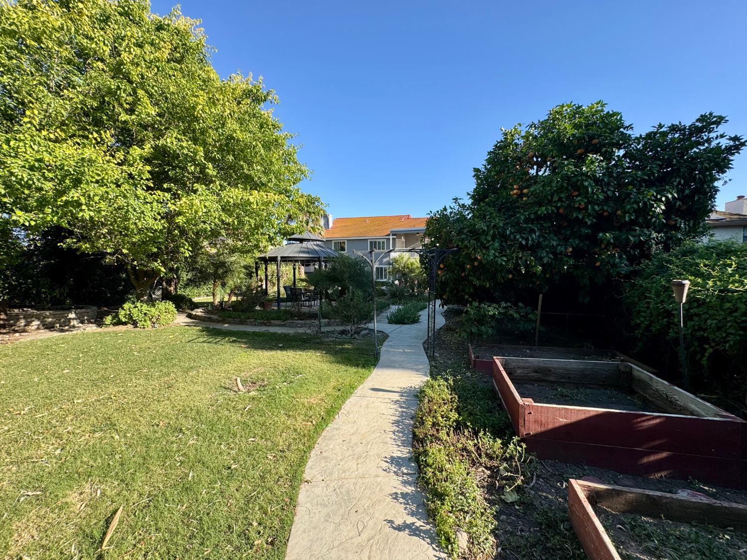 416 Crescent Dr, Los Banos, CA 93635