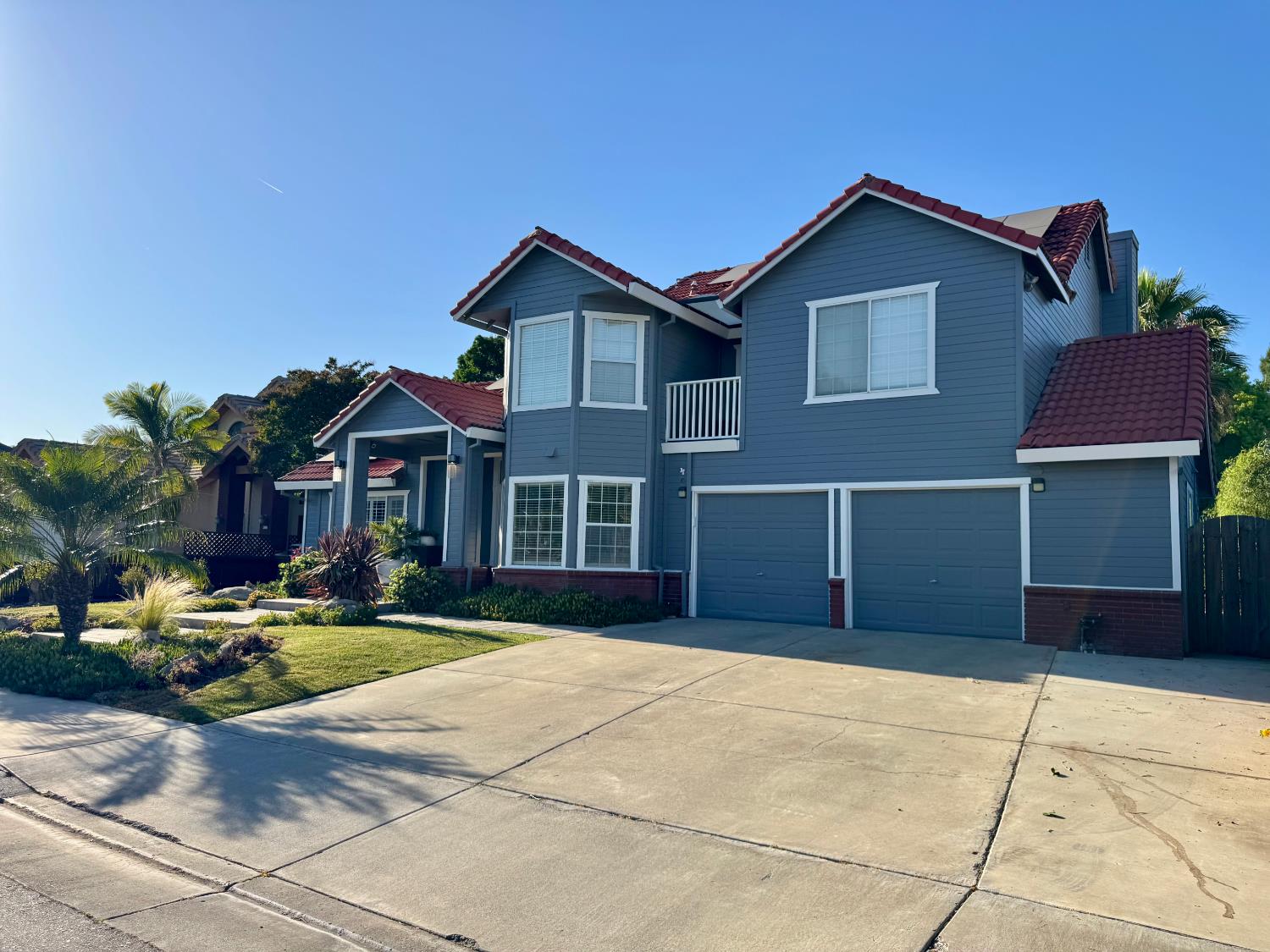 416 Crescent Dr, Los Banos, CA 93635