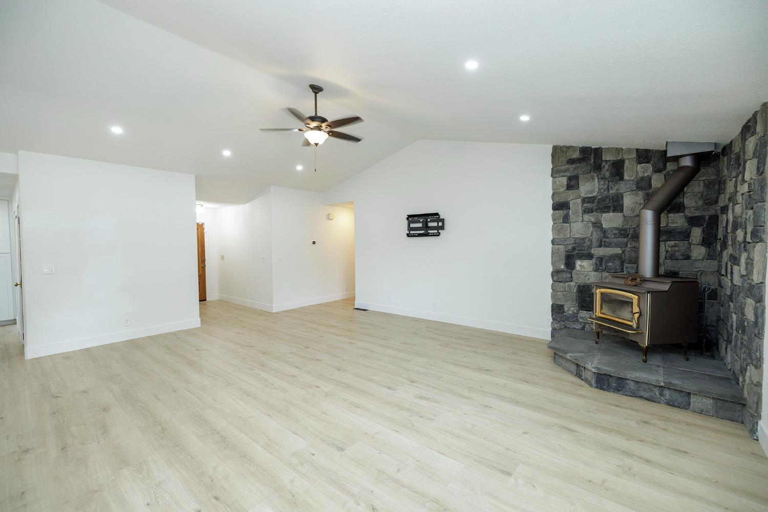 1748 Brennan Ave, Escalon, CA 95320