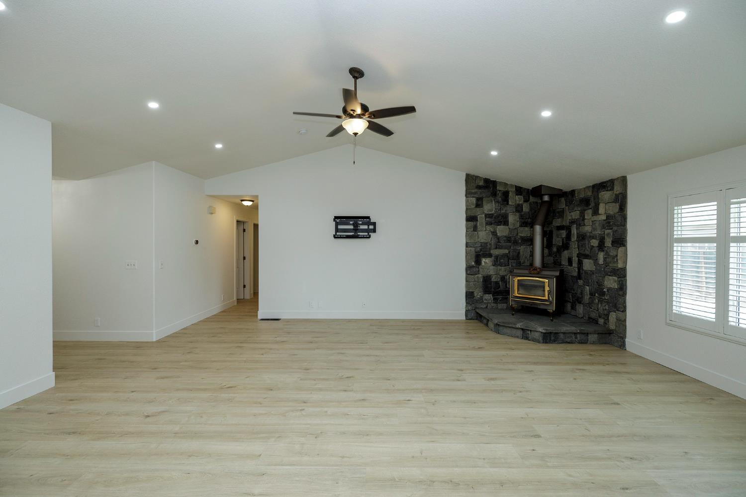 1748 Brennan Ave, Escalon, CA 95320