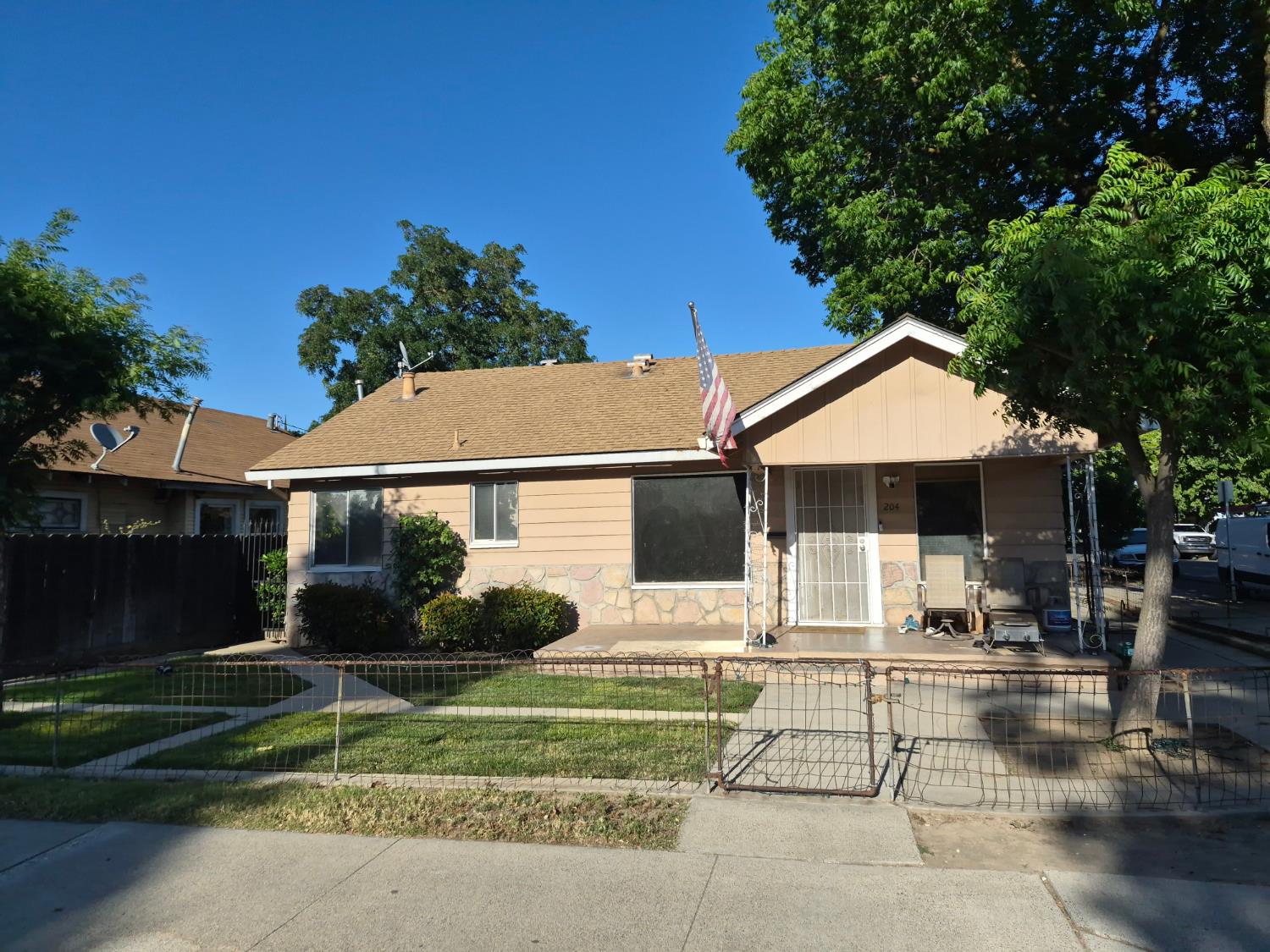 204 College Ave, Modesto, CA 95359