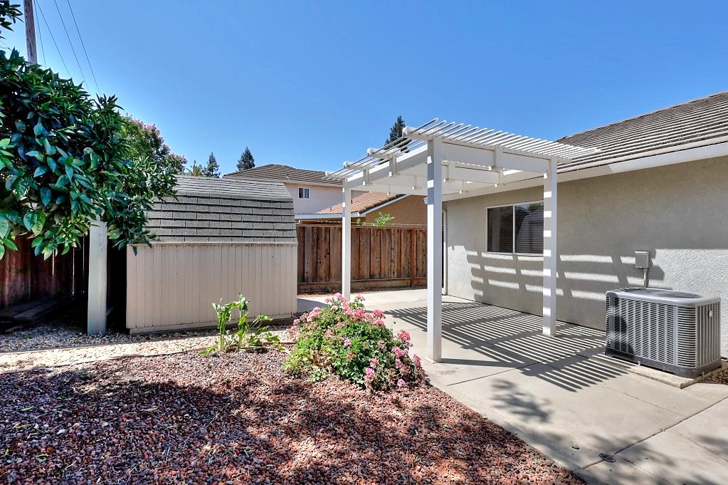 6024 Soares Pl, Riverbank, CA 95367