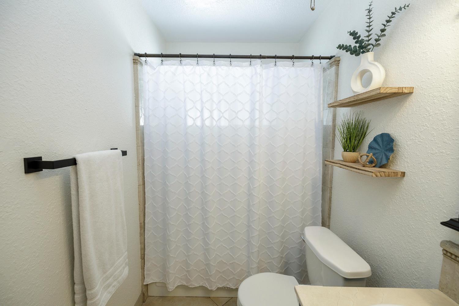 230 Meyenberg Ave, Ripon, CA 95366