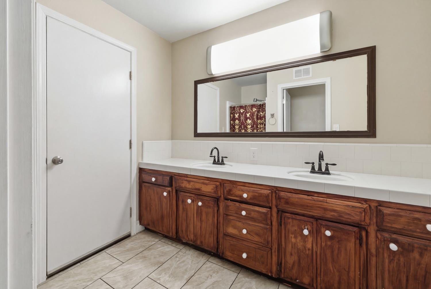1214 E Mesa Ave, Fresno, CA 93710