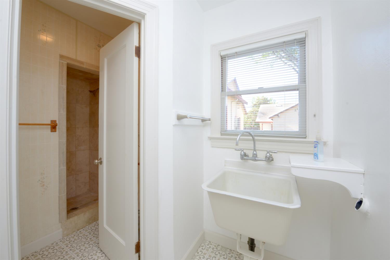 1014 S St, Newman, CA 95360