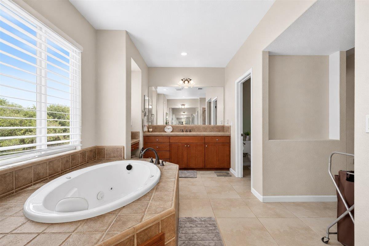 2700 Espana Ln, Modesto, CA 95355