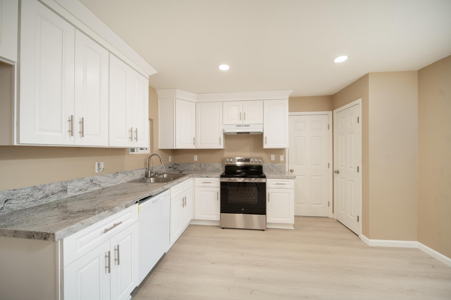 214 N SANTA CLARA St, Los Banos, CA 93635