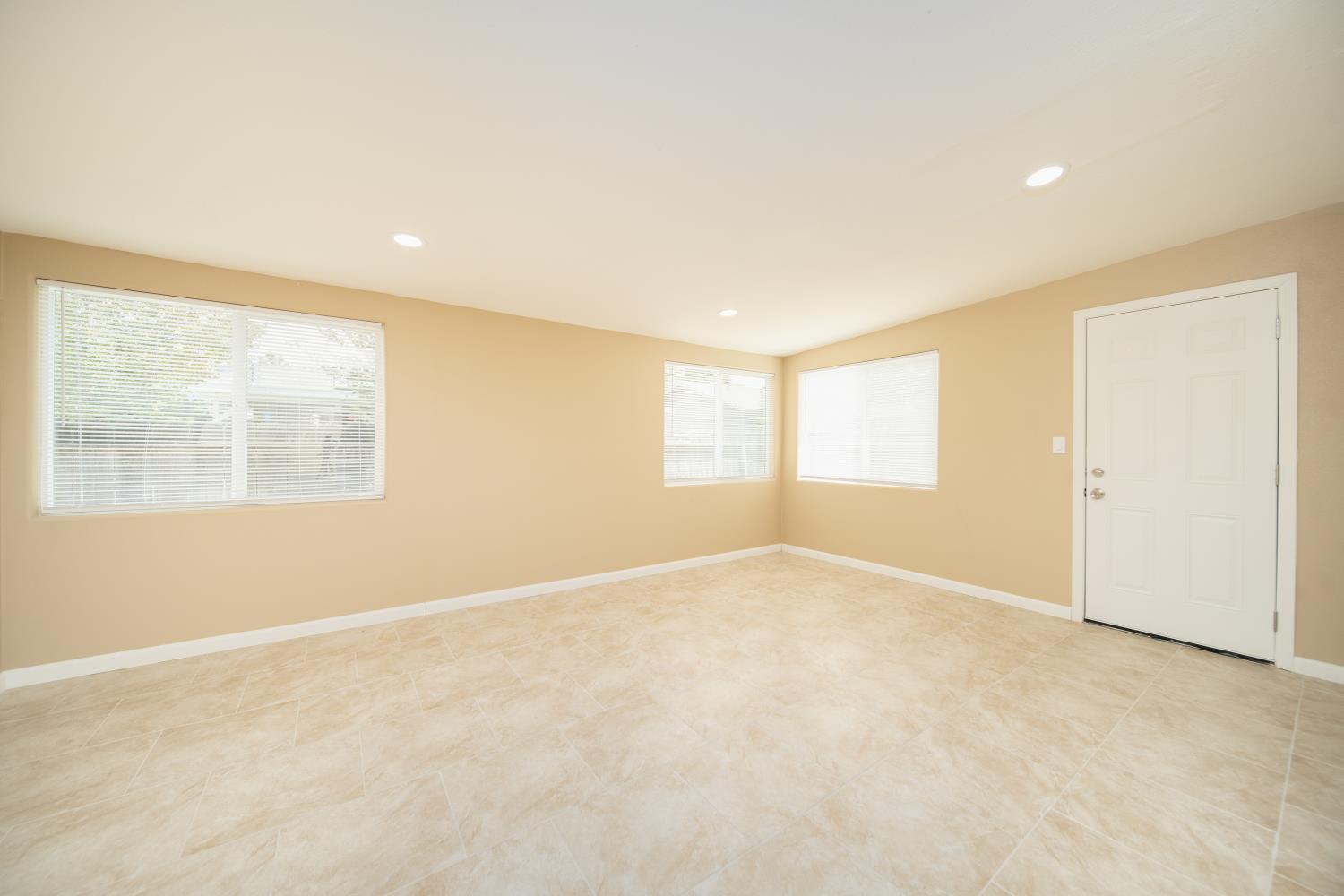 214 N SANTA CLARA St, Los Banos, CA 93635