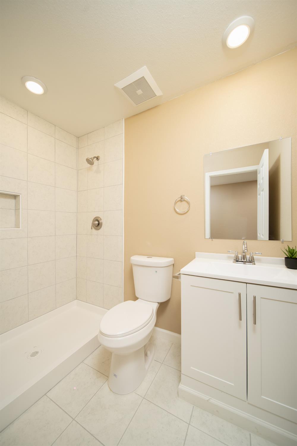 214 N SANTA CLARA St, Los Banos, CA 93635