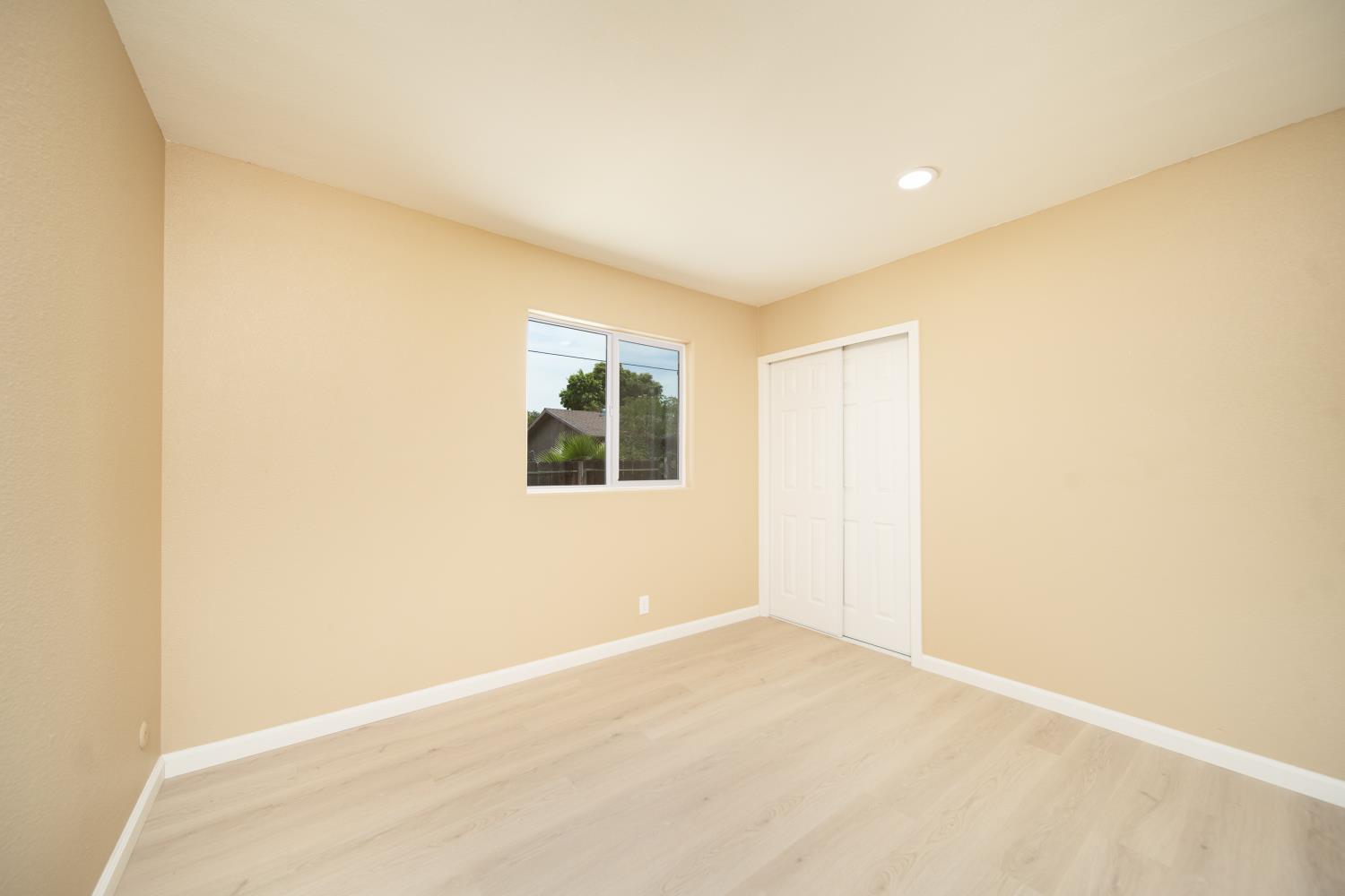 214 N SANTA CLARA St, Los Banos, CA 93635