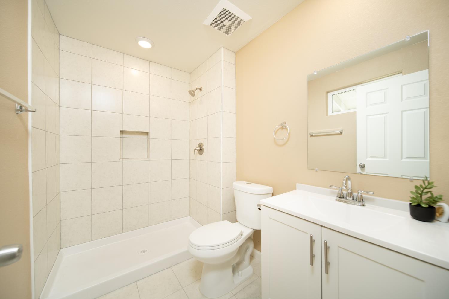 214 N SANTA CLARA St, Los Banos, CA 93635
