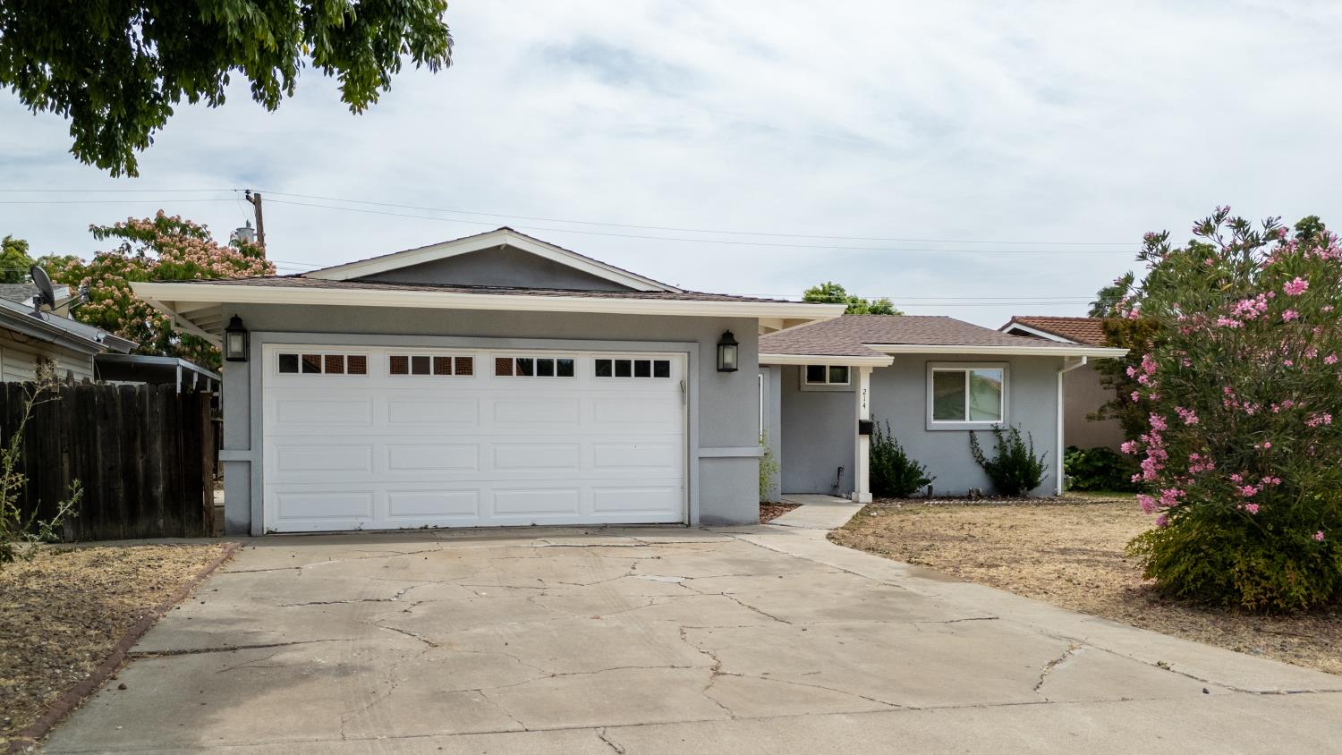 214 N SANTA CLARA St, Los Banos, CA 93635