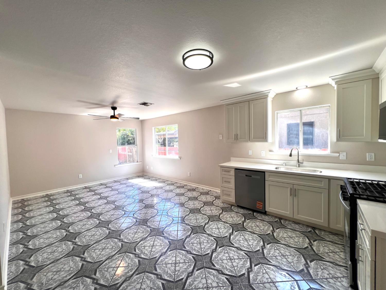 154 brook hallow dr, Patterson, CA 95363