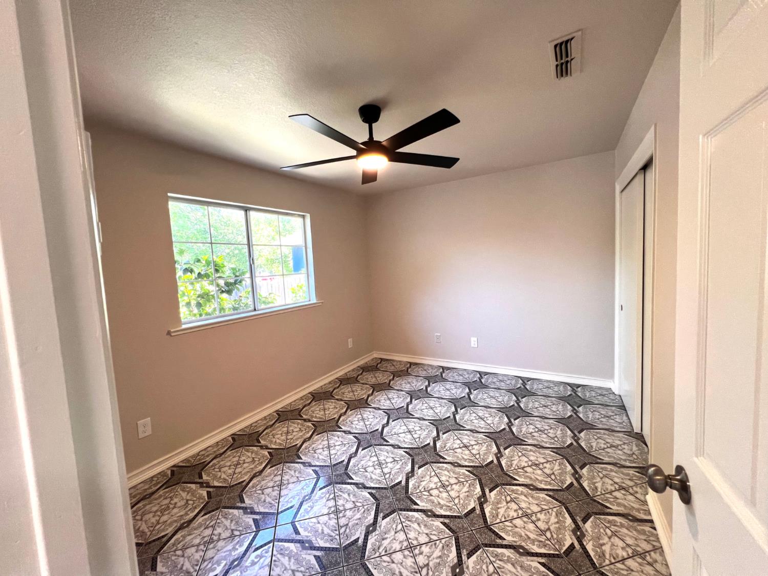 154 brook hallow dr, Patterson, CA 95363