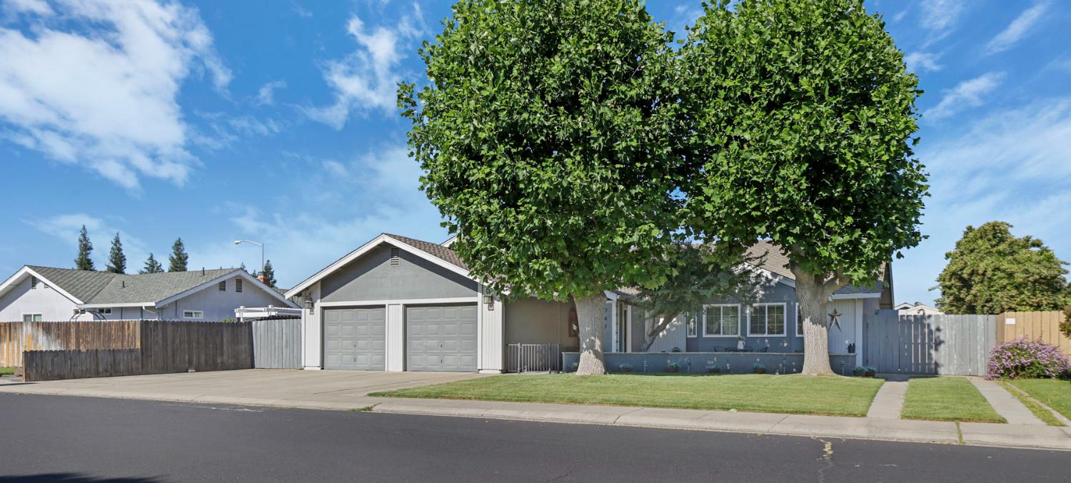 747 Foxfire Dr, Manteca, CA 95337