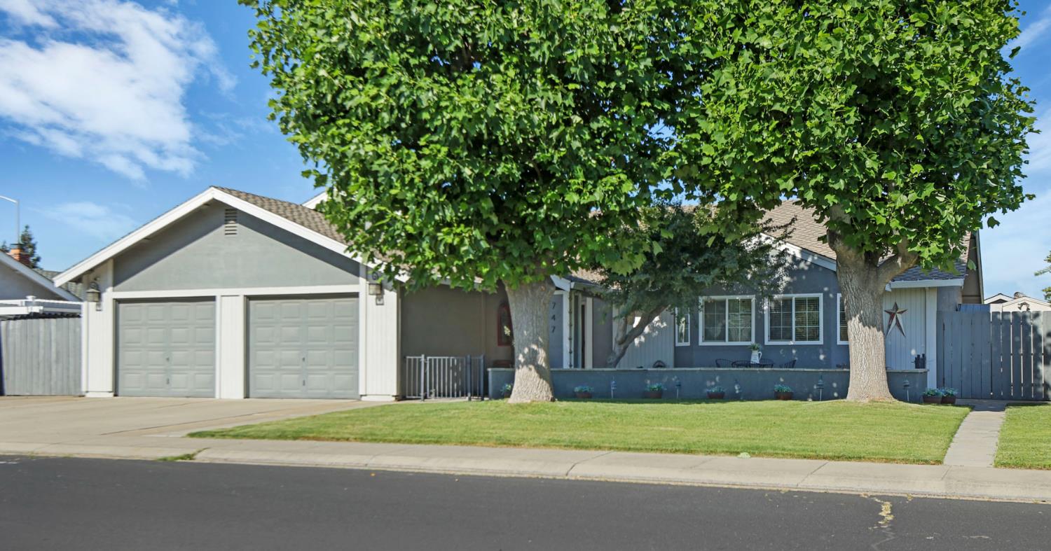 747 Foxfire Dr, Manteca, CA 95337