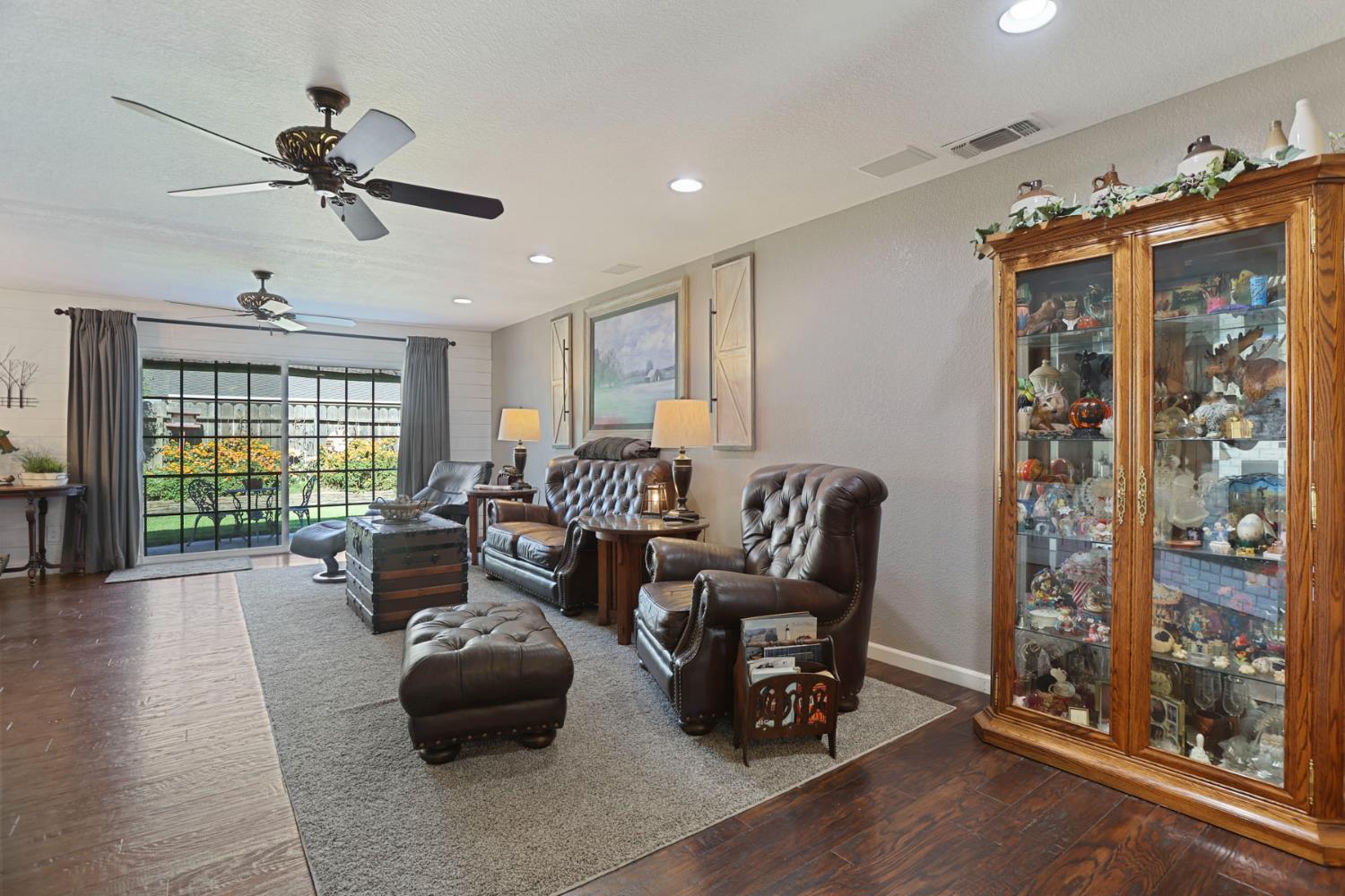 747 Foxfire Dr, Manteca, CA 95337
