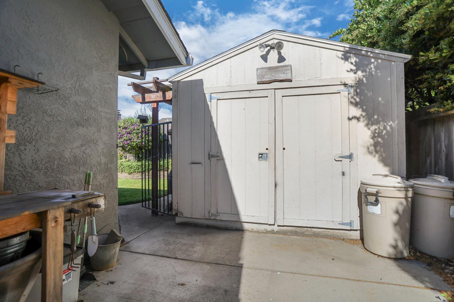 747 Foxfire Dr, Manteca, CA 95337