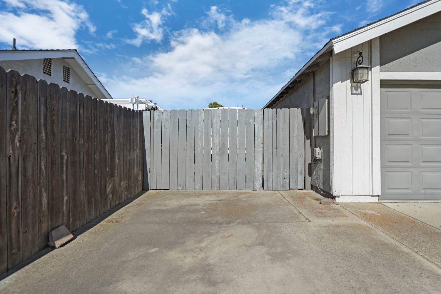 747 Foxfire Dr, Manteca, CA 95337