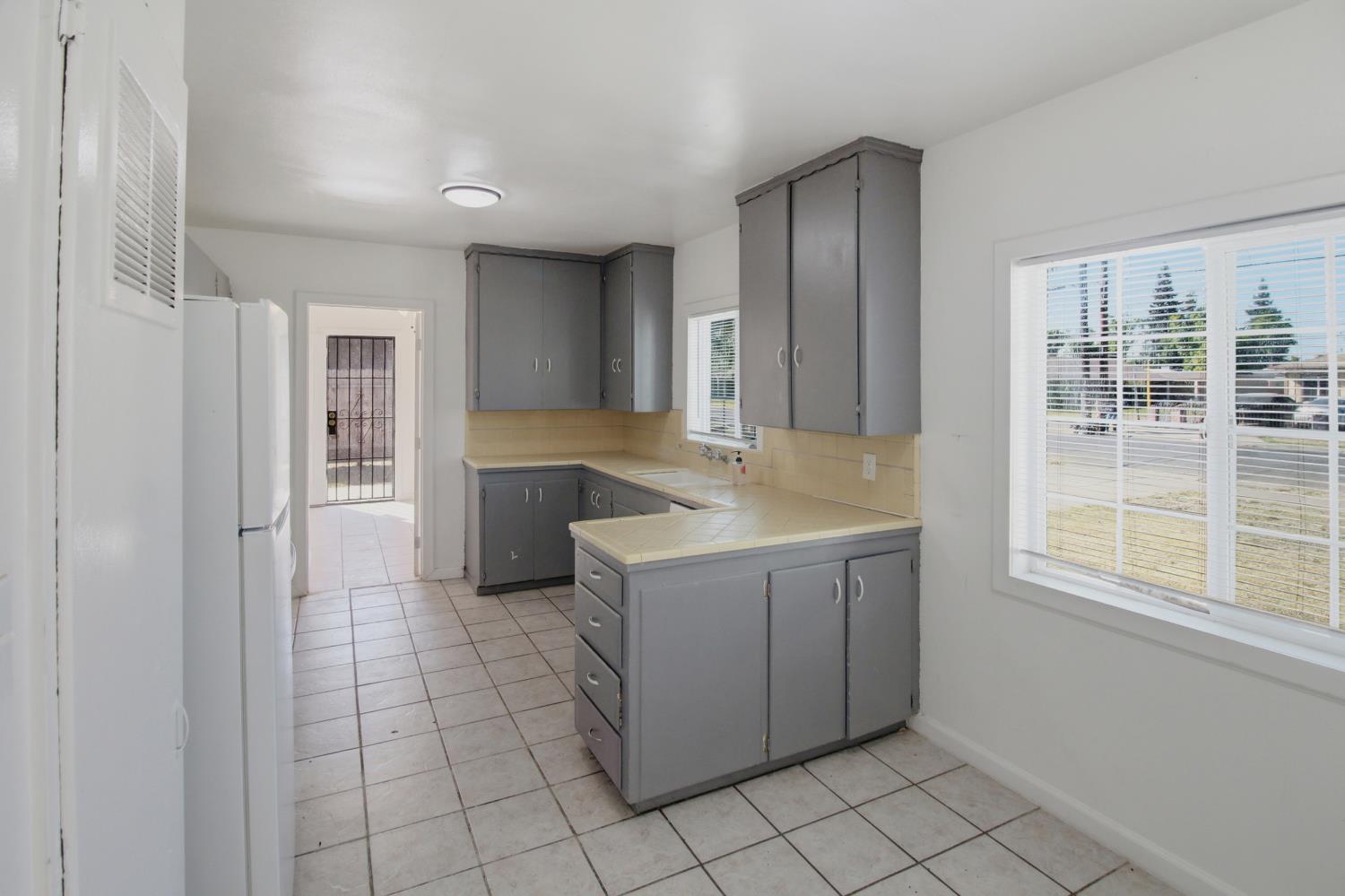 889 E 23rd St, Merced, CA 95340