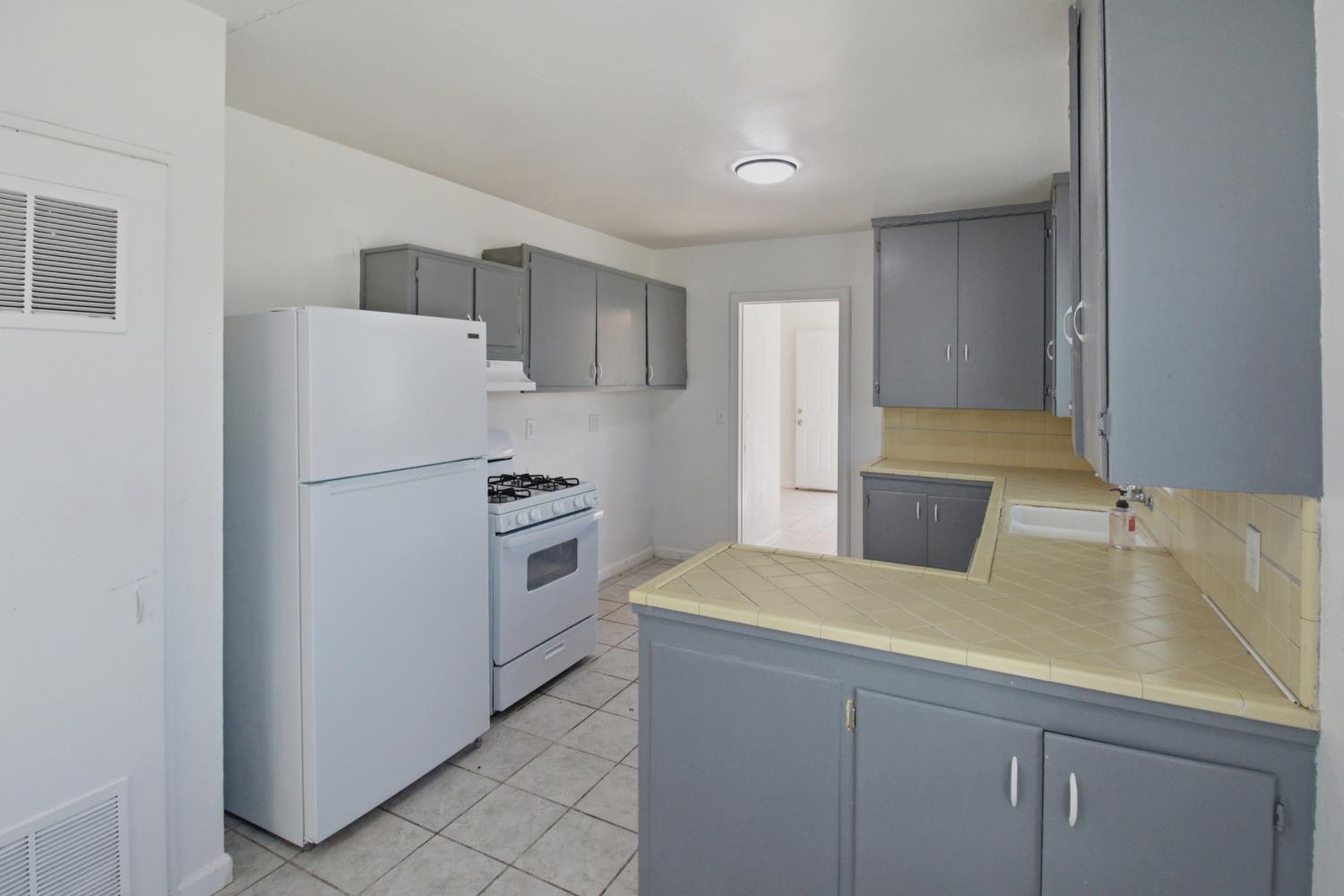 889 E 23rd St, Merced, CA 95340