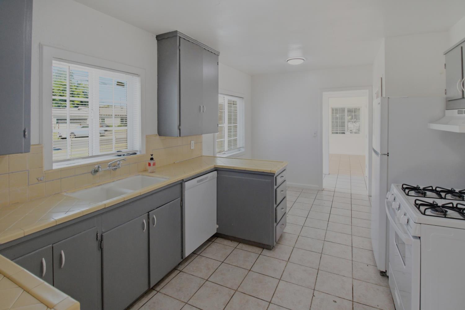 889 E 23rd St, Merced, CA 95340