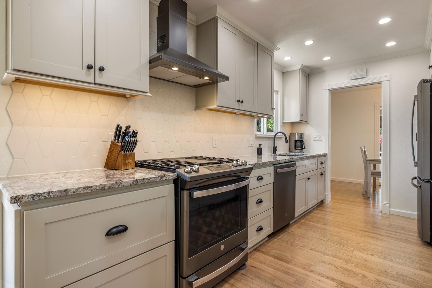2413 Edgebrook Dr, Modesto, CA 95354