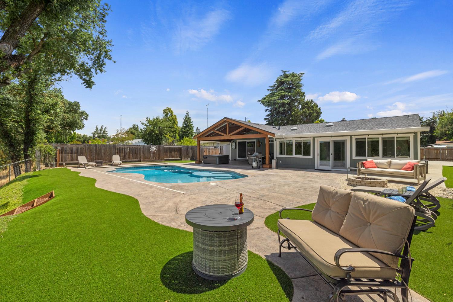 2413 Edgebrook Dr, Modesto, CA 95354