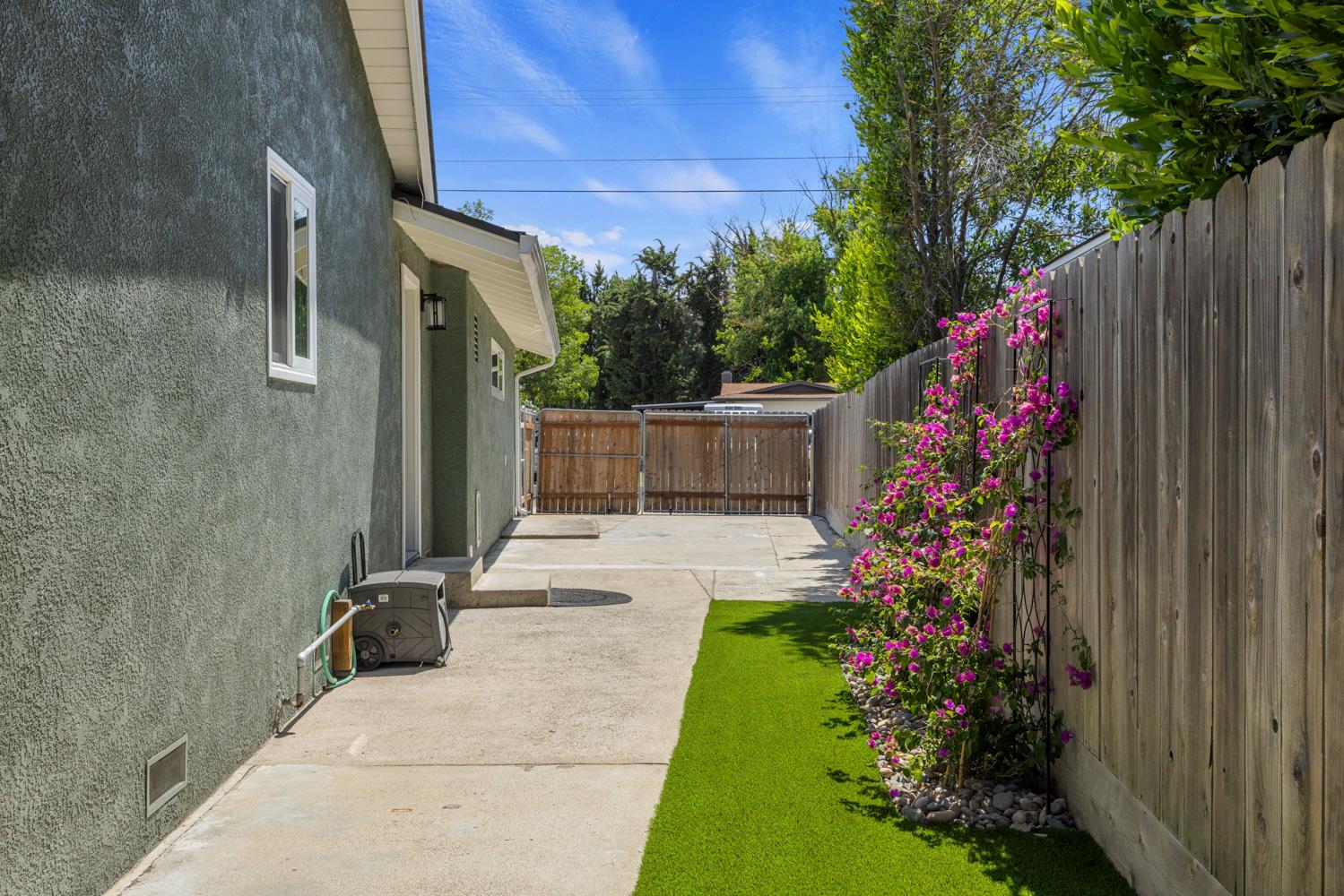 2413 Edgebrook Dr, Modesto, CA 95354
