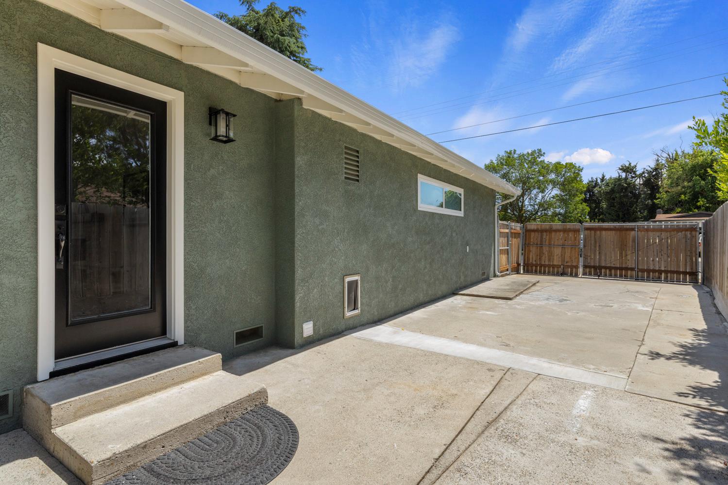 2413 Edgebrook Dr, Modesto, CA 95354