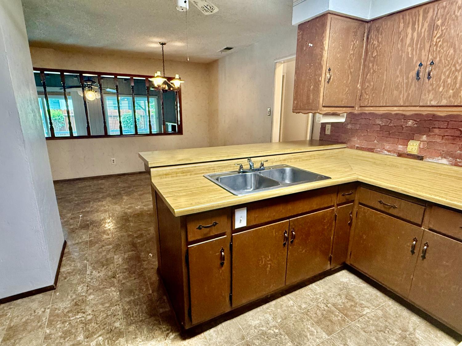 835 Nevada Ave, Los Banos, CA 93635