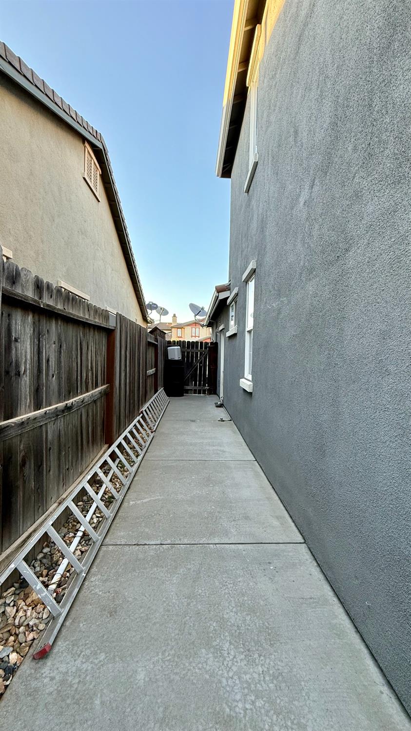 1350 Snake Creek Dr, Patterson, CA 95363