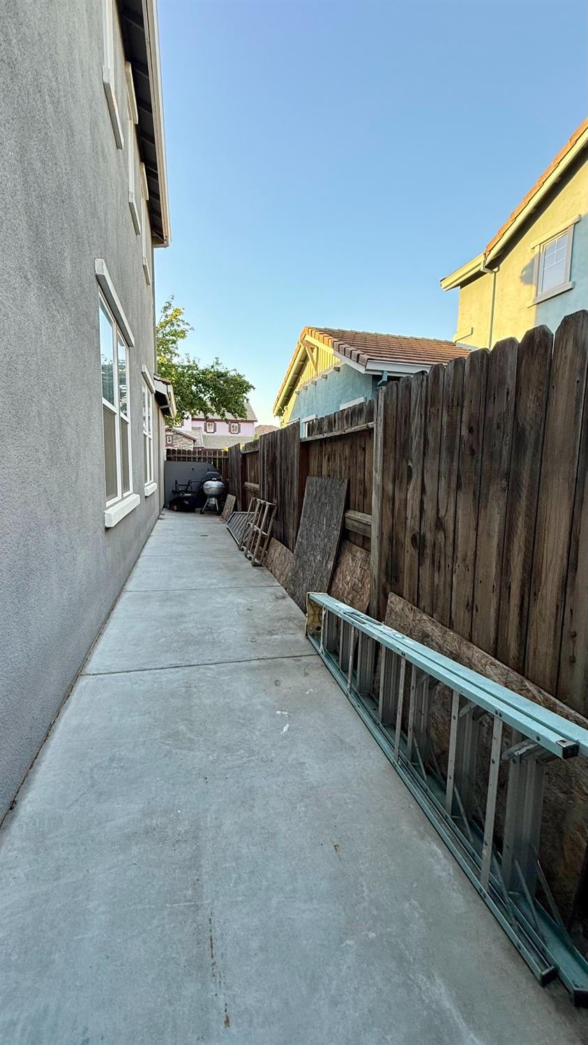 1350 Snake Creek Dr, Patterson, CA 95363