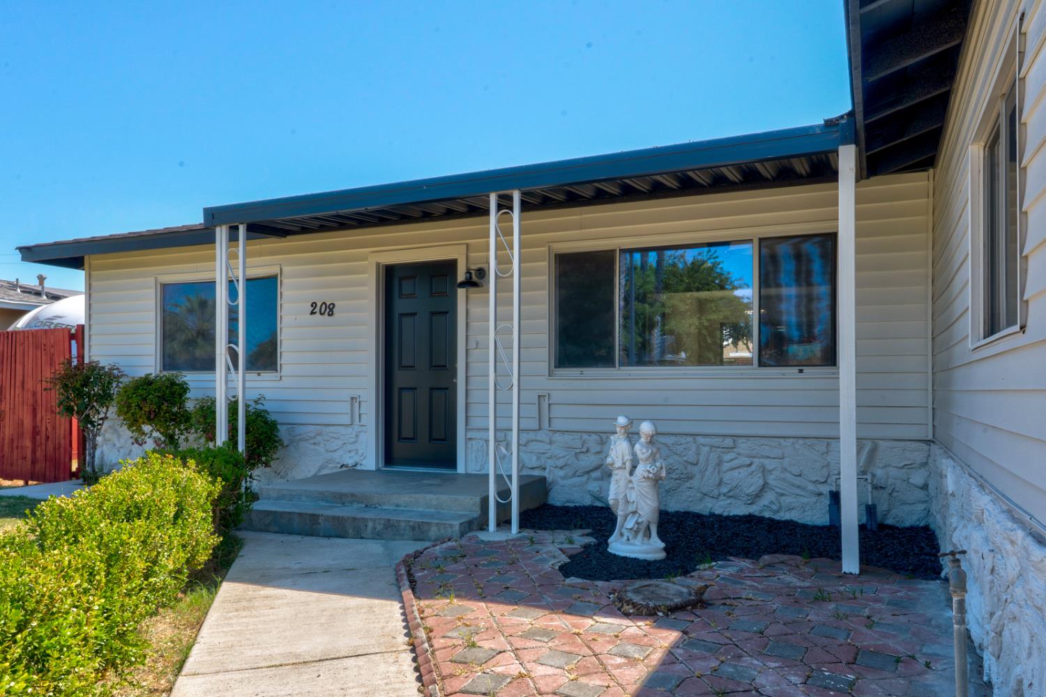 208 N Santa Rita St, Los Banos, CA 93635