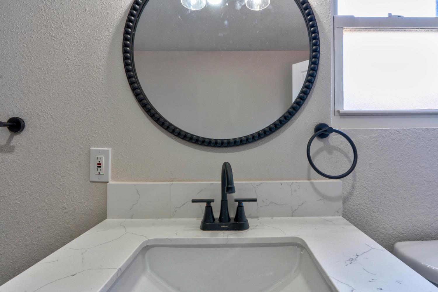 208 N Santa Rita St, Los Banos, CA 93635