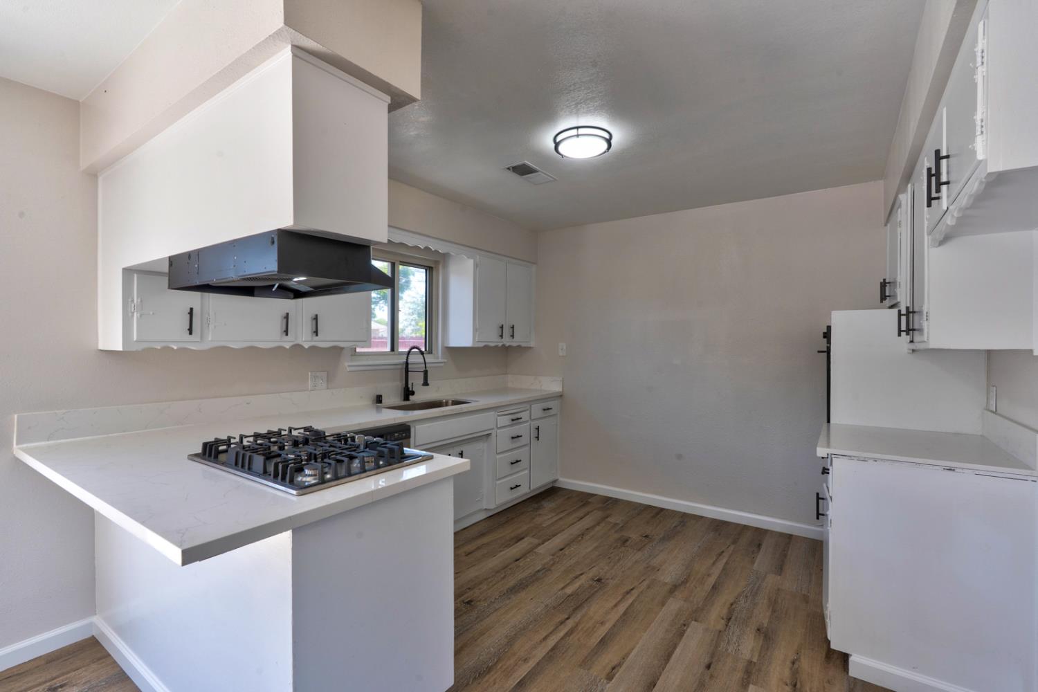 208 N Santa Rita St, Los Banos, CA 93635
