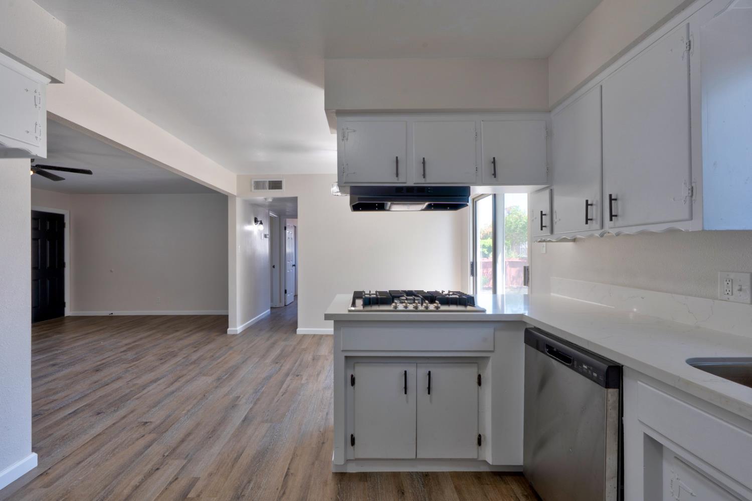 208 N Santa Rita St, Los Banos, CA 93635